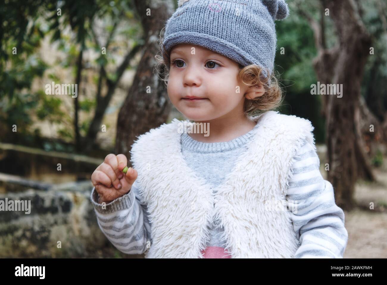 Belle jeune fille modèle portant des vêtements d'hiver décontracté à l'extérieur la forêt Banque D'Images