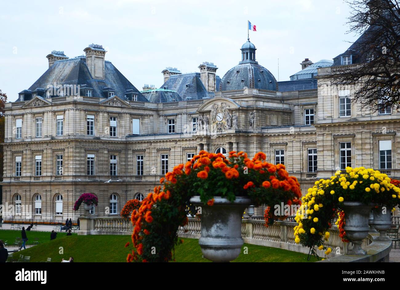 Paris/France;11/10/2015 ; vue sur le Palais du Luxembourg et les jardins en automne, avec des fleurs jaunes, orange et rouges Banque D'Images