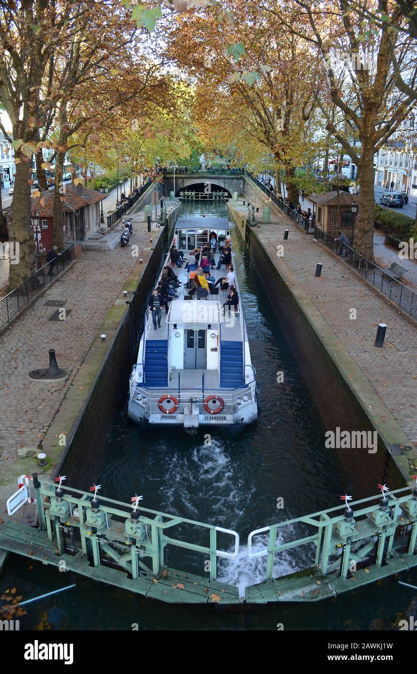 Paris, France;10/30/2015: Croisière sur le canal Saint Martin en bateaux passagers. À l'extrémité sud du canal. Banque D'Images