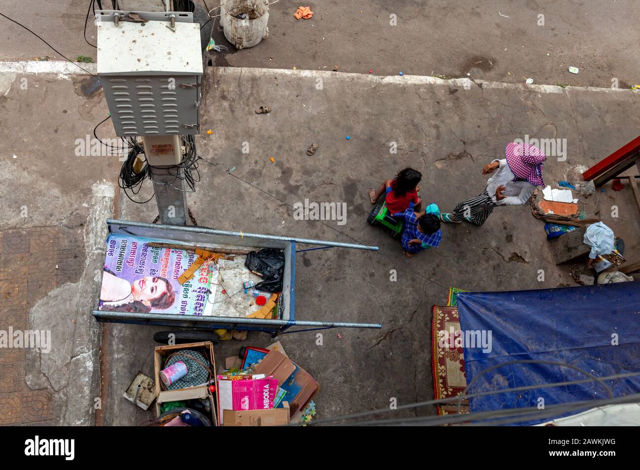 Les personnes sans abri qui vivent dans la pauvreté sont rassemblées sur un trottoir près de leur zone de couchage sur un trottoir de la ville à Kampong Cham, au Cambodge. Banque D'Images