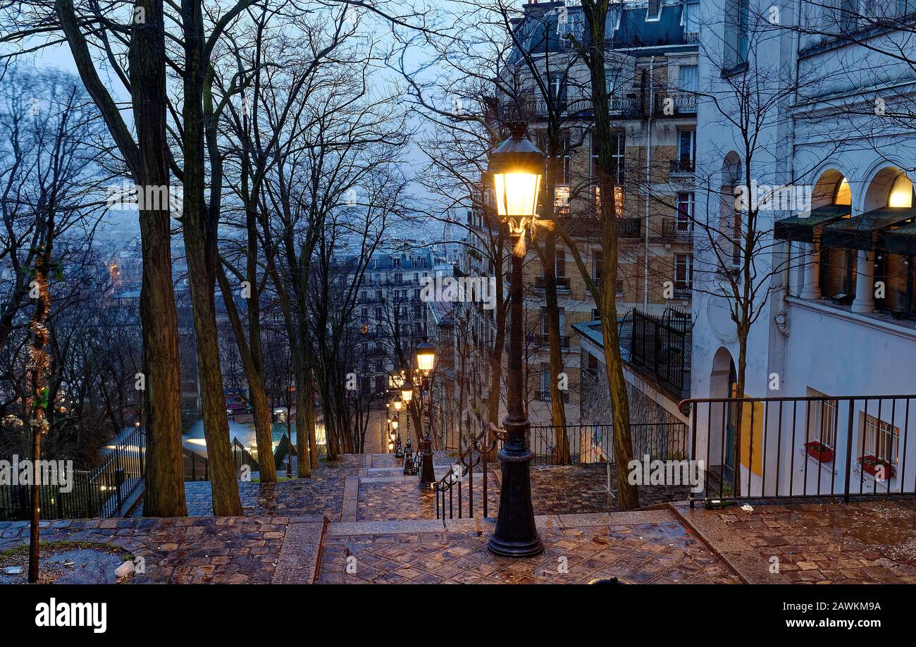 L'escalier à Montmartre près de la Basilique du Sacré-Coeur, au petit matin, Paris. Banque D'Images