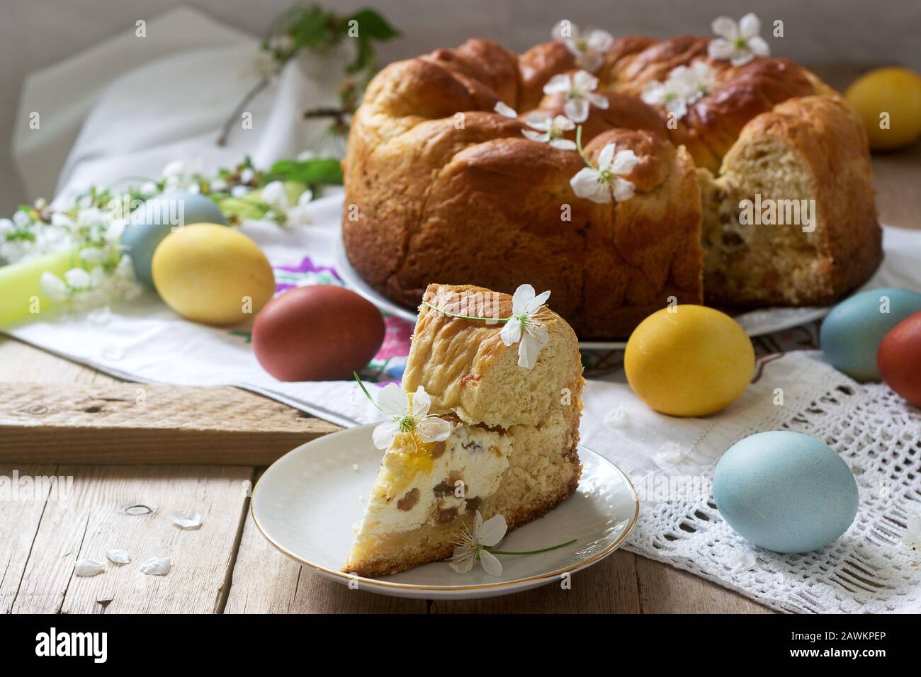 Gateau De Paques Traditionnel Moldave Et Roumain Avec Remplissage De Curd Et Decoration Sous Forme De Croix Photo Stock Alamy