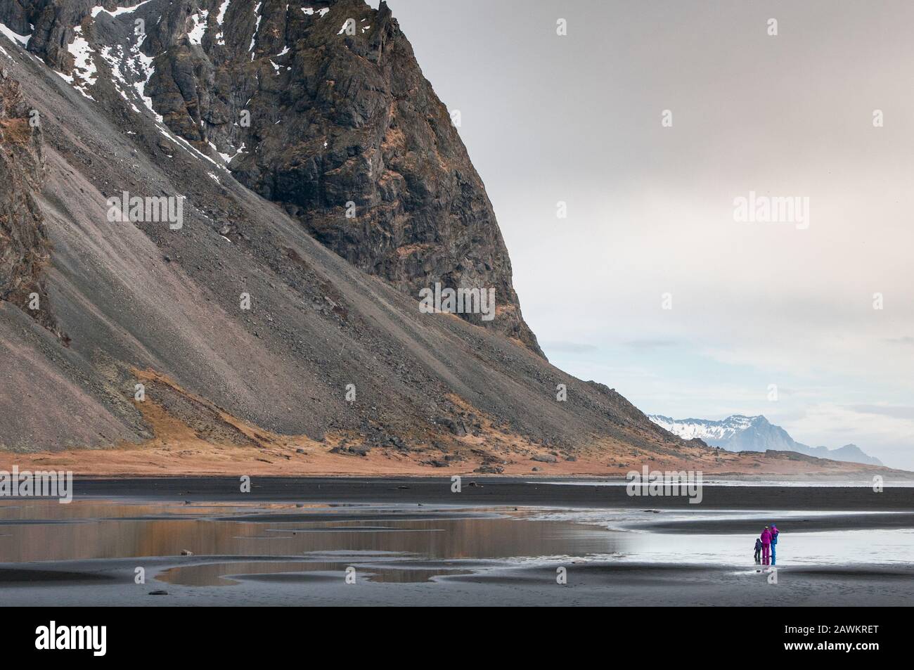 Les personnes non reconnues qui apprécient le magnifique paysage de la montagne de Vestrahorn près du village de Hofn en Islande Europe Banque D'Images