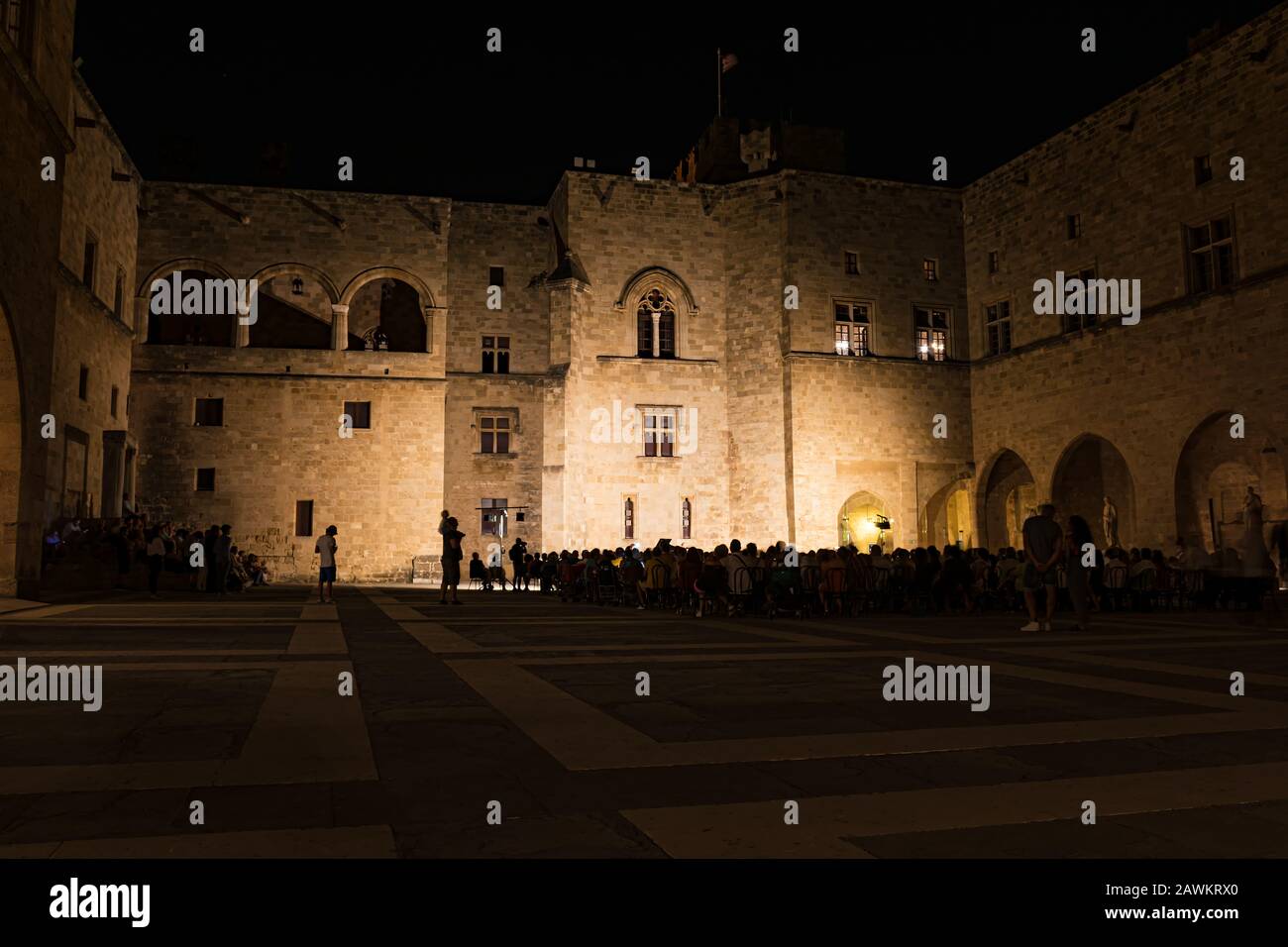 Public de spectacles musicaux dans la cour du Grand Palais Master de la ville de Rhodes (Rhodes, Grèce) Banque D'Images