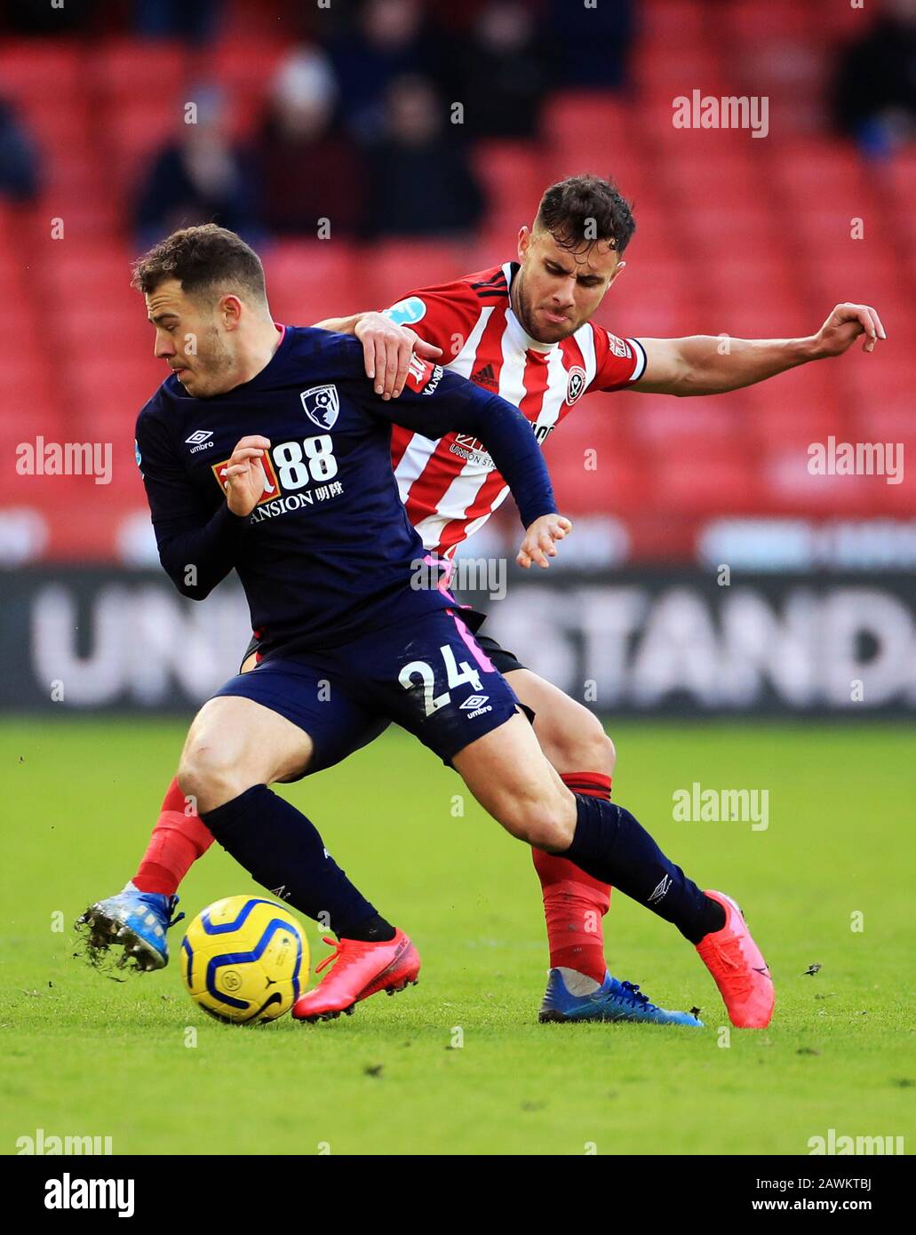 Ryan Fraser de Bournemouth (à gauche) et George Baldock de Sheffield United affrontent le ballon lors du match de la Premier League à Bramall Lane, à Sheffield. Banque D'Images