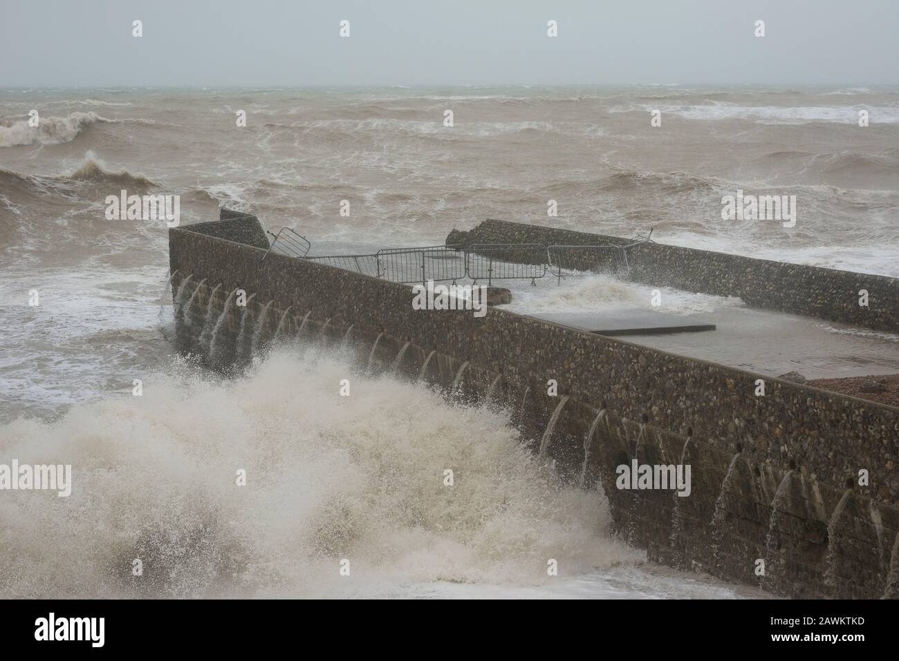 Brighton, East Sussex. 9 février 2020. Météo britannique. Storm Ciara bat la côte sud avec d'énormes vagues de crashing à Brighton Marina, devant des spectateurs audacieux sur la plage de Brighton près de la jetée, et sur l'Albion Groyne classée de grade II qui reste fermée en raison de dégâts causés par la tempête acquis en décembre 2019. Le met Office a émis des avertissements météorologiques « de colère contre la vie » à travers le Royaume-Uni en raison de vents violents. Banque D'Images