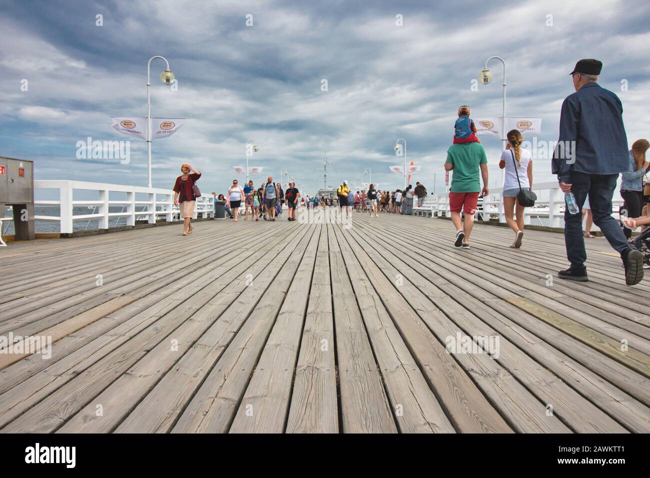 Sopot / Croatie - 3 août 2019: Les gens marchent sur les planches en bois de la jetée de Sopot Beach Banque D'Images