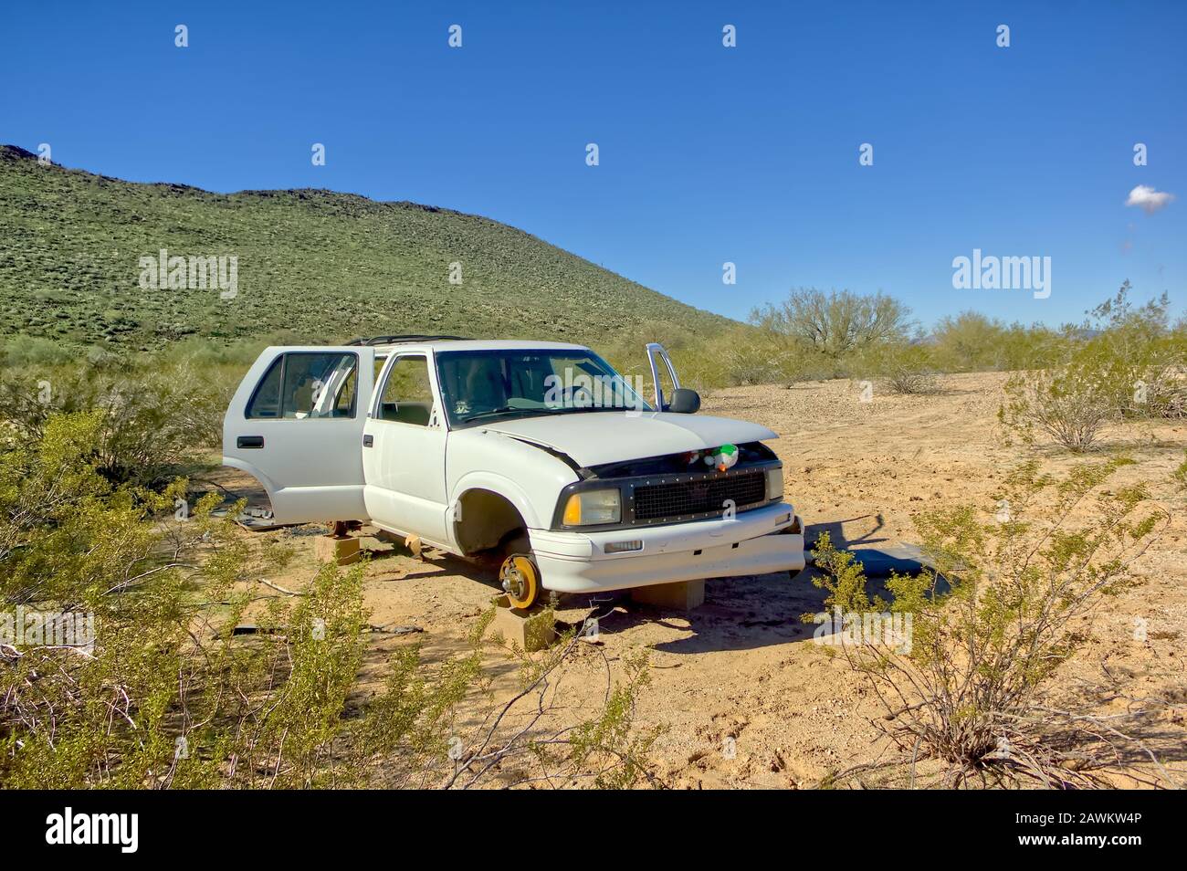 Éditorial uniquement. Photo prise le 26 janvier 2017. Situé À Arlington, Arizona. J'ai trouvé ce véhicule dépouillé lors de la randonnée dans le désert. Un adjoint de shérif Banque D'Images