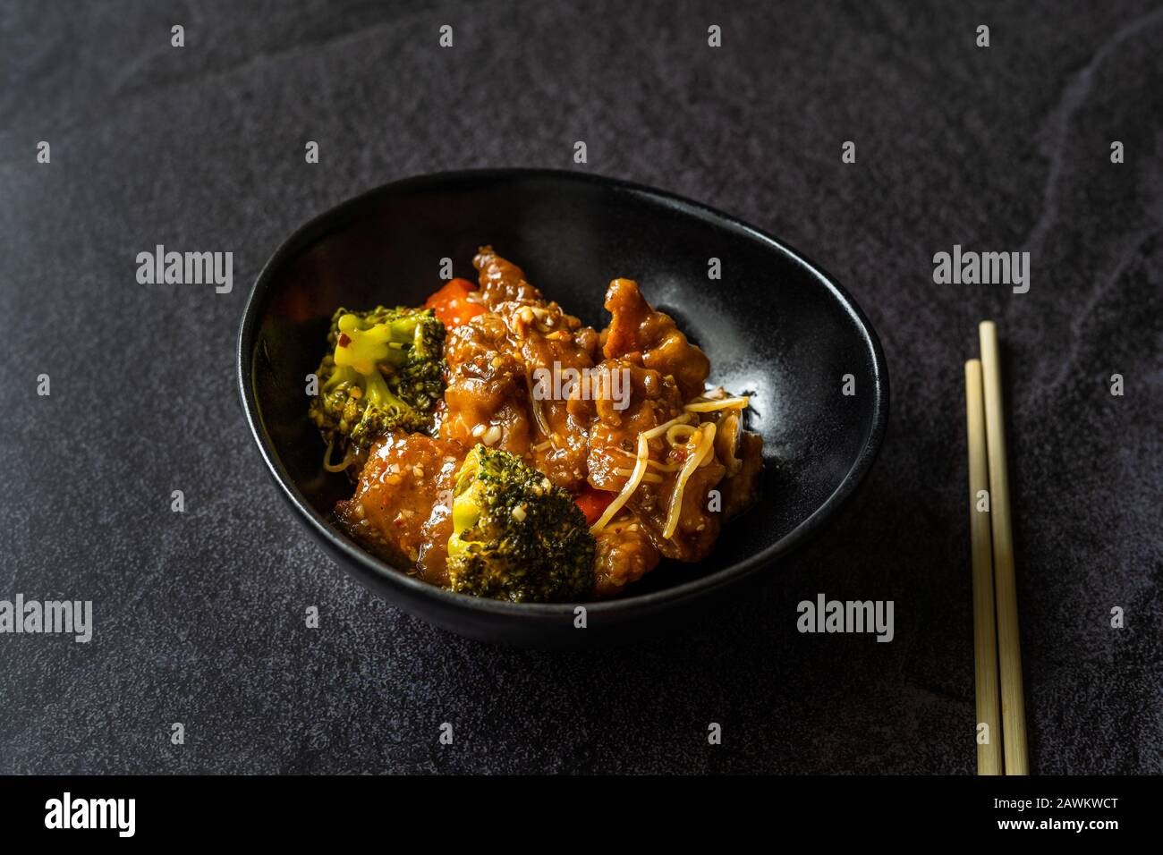 Shanghai Style Sea Bass Fish Fillets Nourriture Avec Légumes, Sprints De Soja Et Broccoli. Cuisine Asiatique Biologique Traditionnelle. Banque D'Images