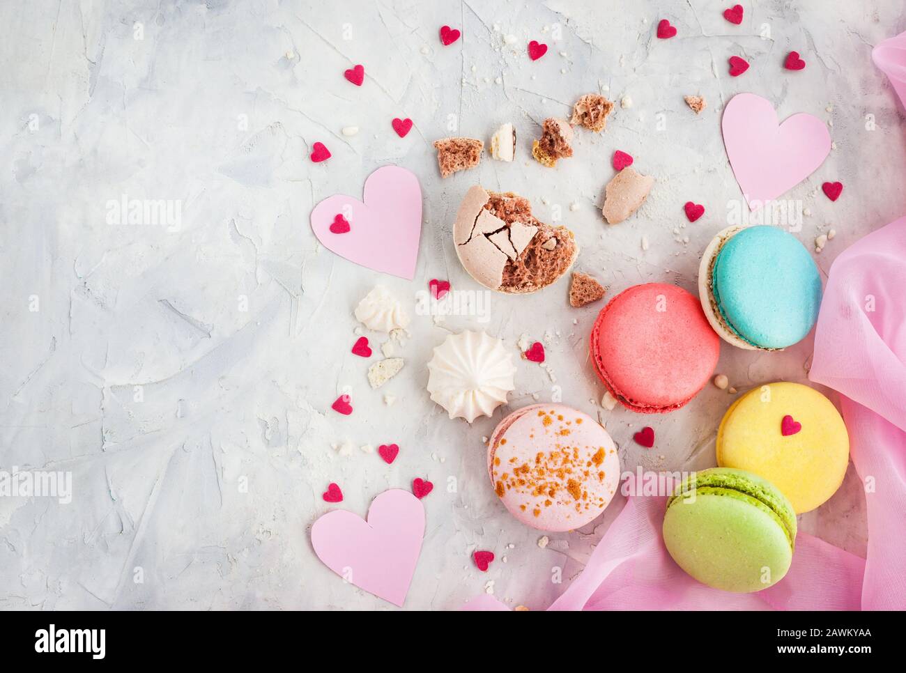 Macarons et coeurs colorés sur fond gris, vue de dessus, concept de Saint-Valentin Banque D'Images