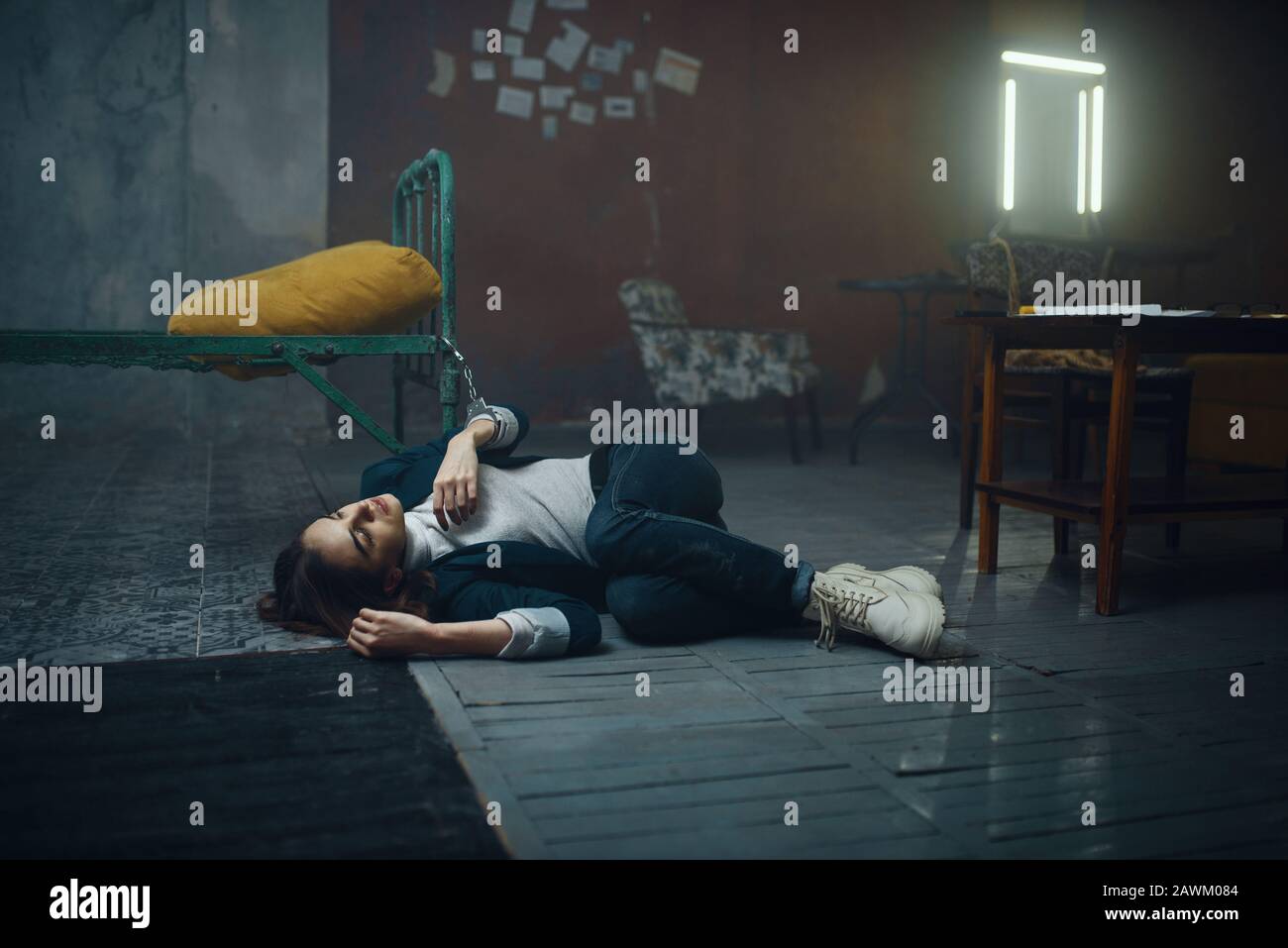 Victime dormant sur le sol menotté au lit Photo Stock - Alamy