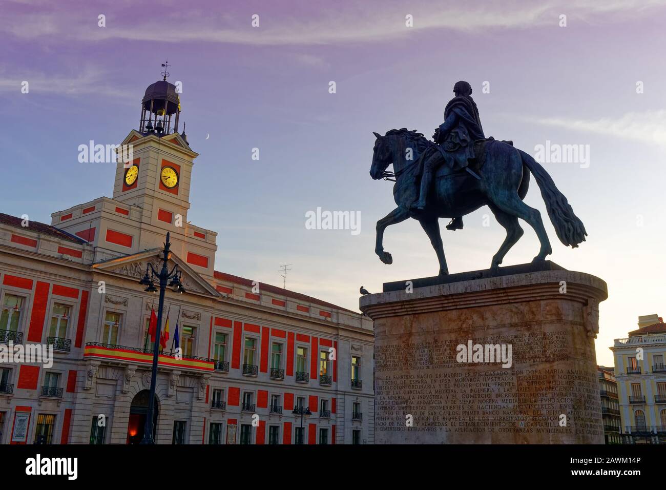 Tour de l'horloge et statue équestre du roi Charles III, monument à la Puerta del sol à Madrid, Espagne au crépuscule Banque D'Images