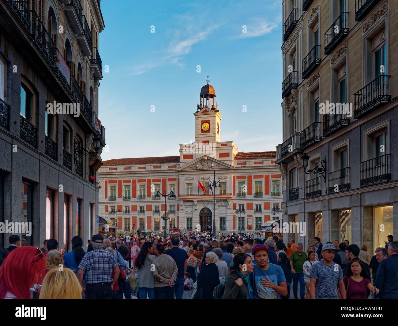 Madrid, Espagne - Oct 2019: Foule de personnes à la place Puerta del sol (porte Sun) Banque D'Images