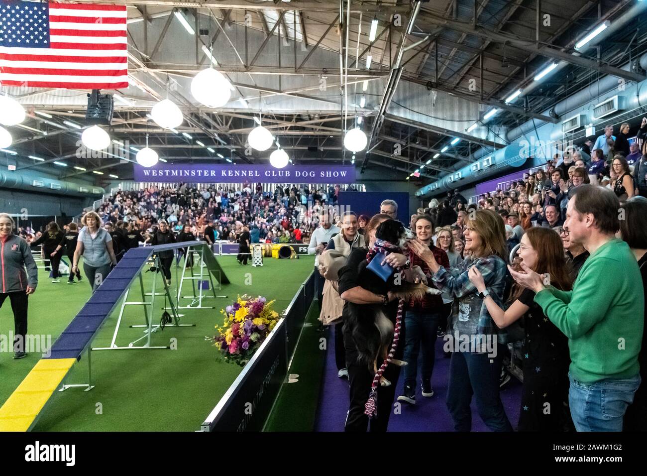 New York, États-Unis. 8 février 2020. Les spectateurs applaudissent un chien qui a participé au championnat d'agilité Masters du Westminster Kennel Club à New York. Crédit: Enrique Shore/Alay Live News Banque D'Images