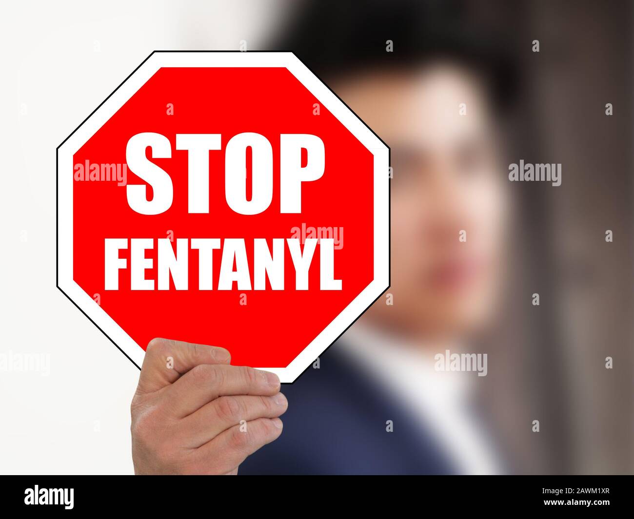 Homme tenant L'ARRÊT FENTANYL panneau de route Banque D'Images