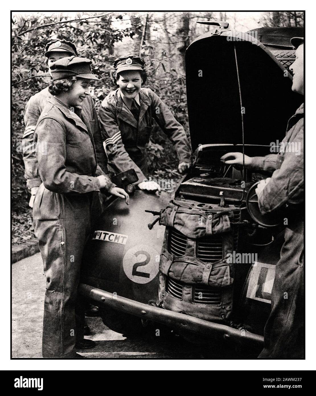 Le mécanicien automobile de la princesse Elizabeth ATS 1940 de la seconde Guerre mondiale. HRH Princess Elizabeth (future reine Elizabeth II) dans son uniforme de l'ATS Le service territorial auxiliaire une branche auxiliaire de l'armée féminine, avec d'autres militaires souriants de l'ATS travaillant sur un véhicule militaire de l'armée britannique et en assurant le service. Banque D'Images