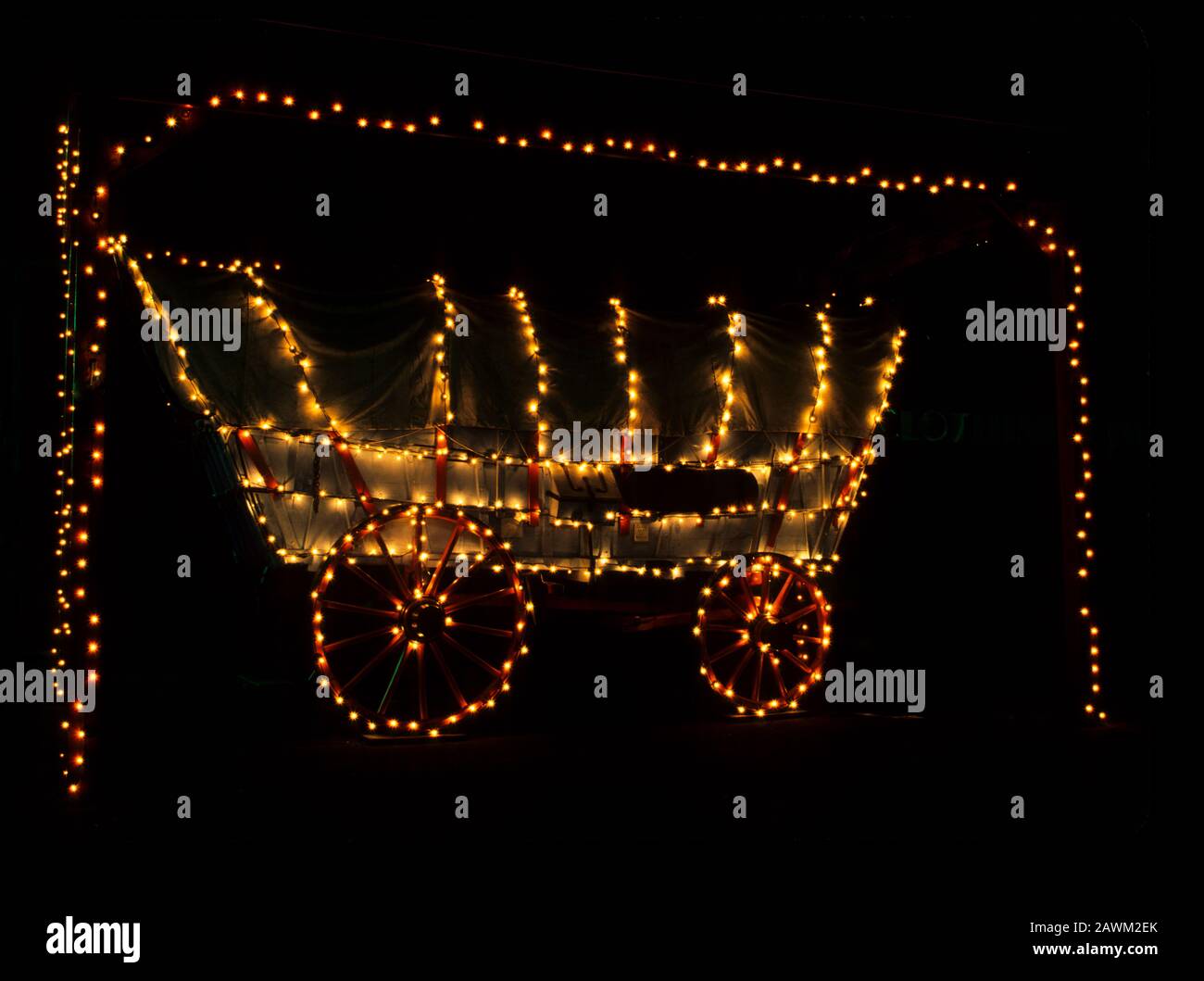 L'autocar de scène occidentale a couvert un wagon avec des lumières de Noël la nuit, comté de Lancaster, Pennsylvanie, États-Unis, wagon Pioneers, FS 10.17 Mo. 300 ppp Banque D'Images