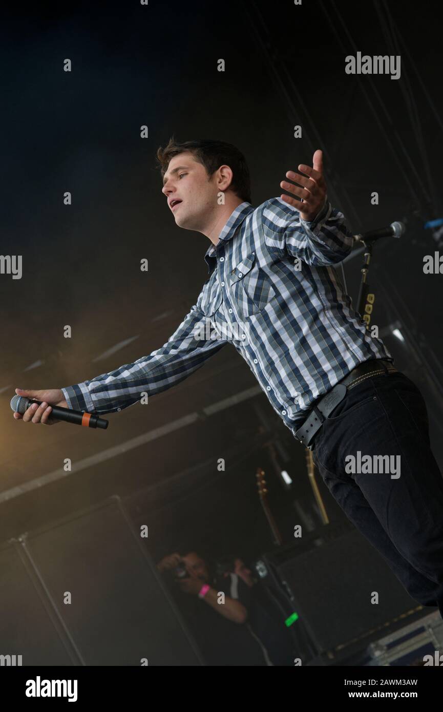 Roy Stride of Scouting for Girls chantant en direct au Festival Midlands 2010 Banque D'Images