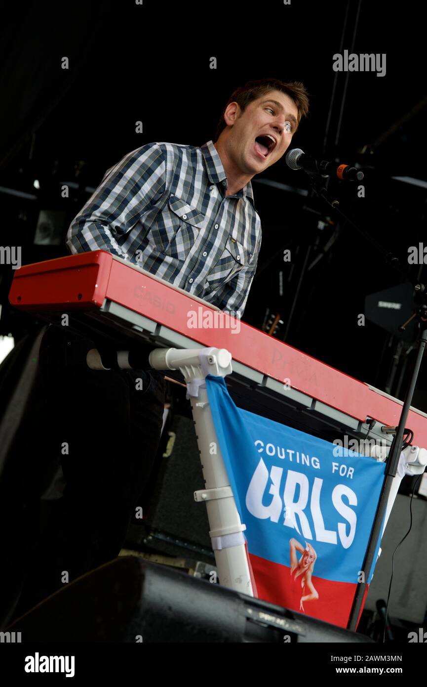Roy Stride of Scouting for Girls chantant en direct au Festival Midlands 2010 Banque D'Images