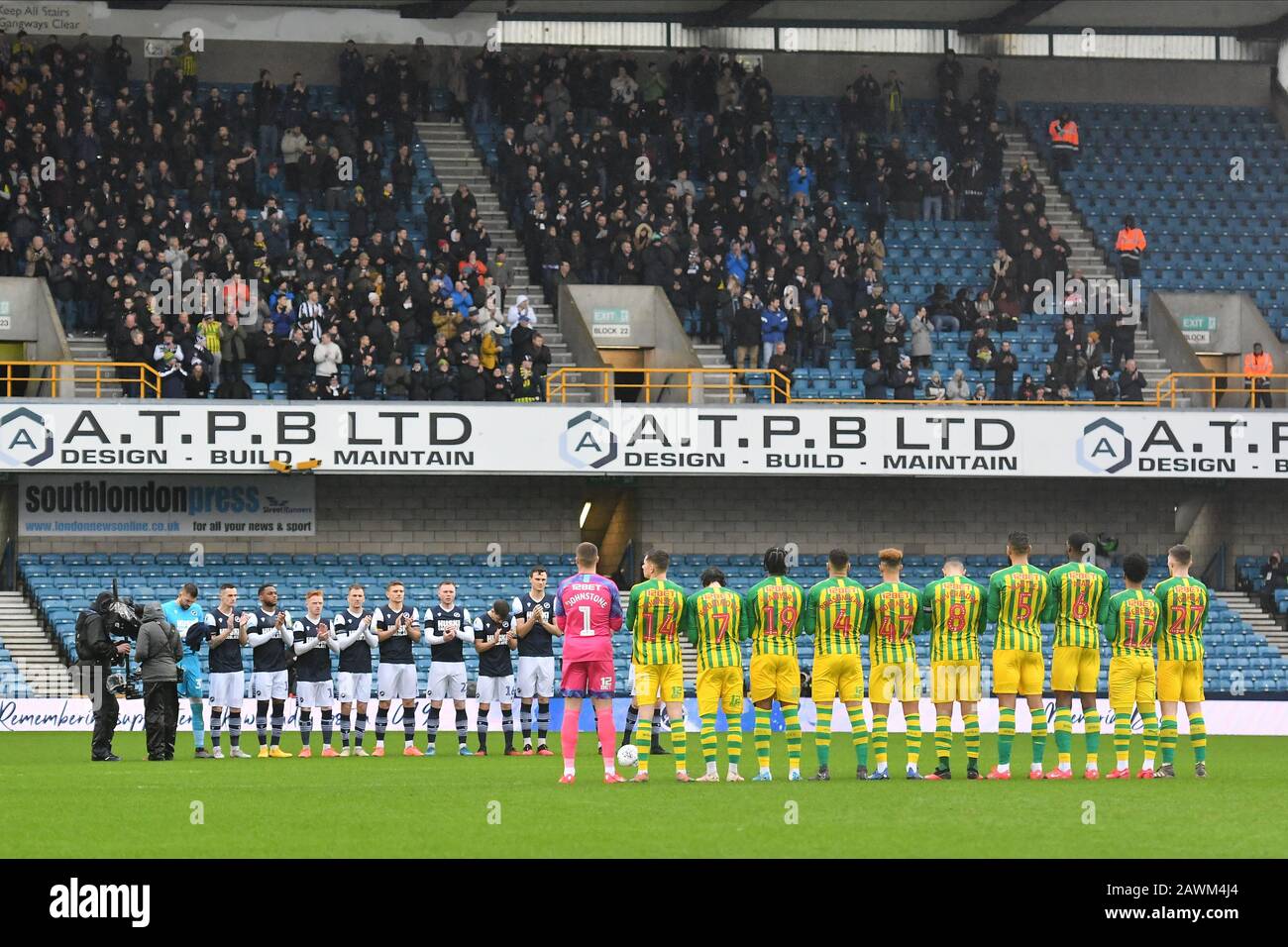 Londres, Royaume-Uni. 9 février 2020. Les équipes observent une minute de silence pour honorer tous les supporters Lions tristement perdus en 2019 lors du match de championnat Sky Bet entre Millwall et West Bromwich Albion à la Haye à Den, Londres, dimanche 9 février 2020. (Crédit: Ivan Yordanov | MI News)la photographie ne peut être utilisée qu'à des fins de rédaction de journaux et/ou de magazines, licence requise à des fins commerciales crédit: Mi News & Sport /Alay Live News Banque D'Images