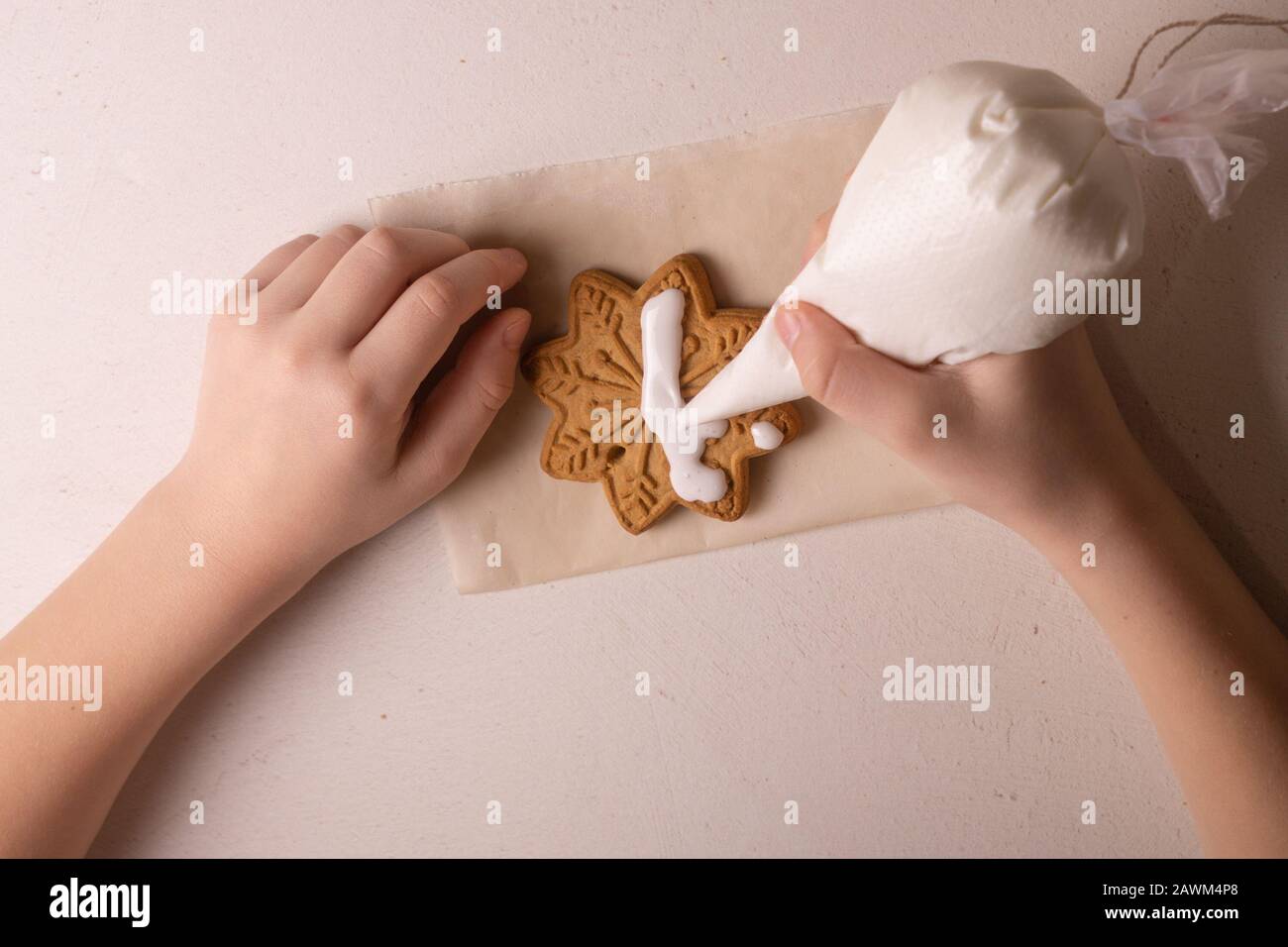 Un garçon de 10 ans vire les cookies avec un sac culinaire. Fait Main. La créativité des enfants Banque D'Images