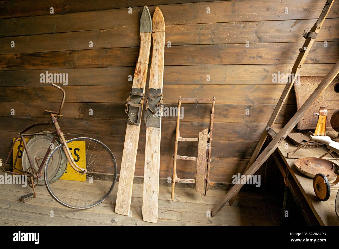 M0000499-00...MONTANA - exposition de l'hiver et de l'été fin des années 1800 transport dans le magasin Frank A. Davey à la ville fantôme de Garnet. Banque D'Images