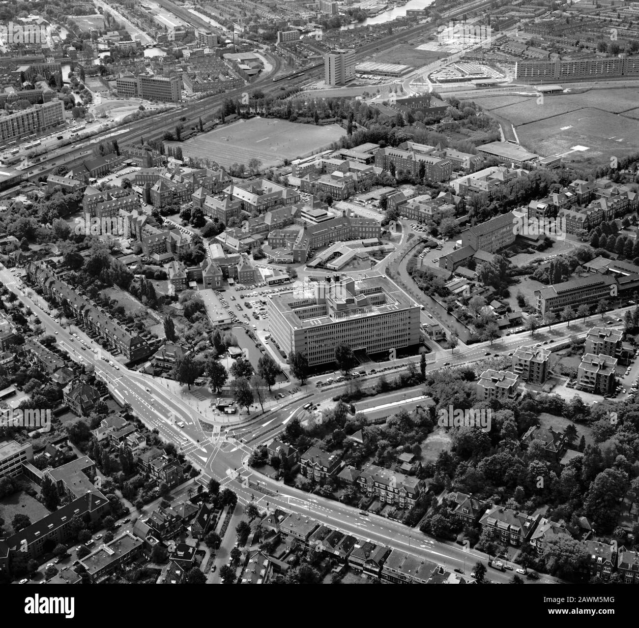 Leiden, Hollande, 30 mai - 1975: Photo aérienne historique de l'hôpital académique de Leiden, Hollande a maintenant appelé LUMC en noir et blanc Banque D'Images