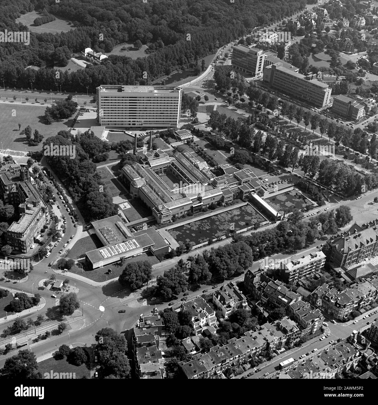 La Haye, Hollande, 29 août 1977 : photo aérienne historique du Kunst Museum Den Haag, Hollande en noir et blanc Banque D'Images