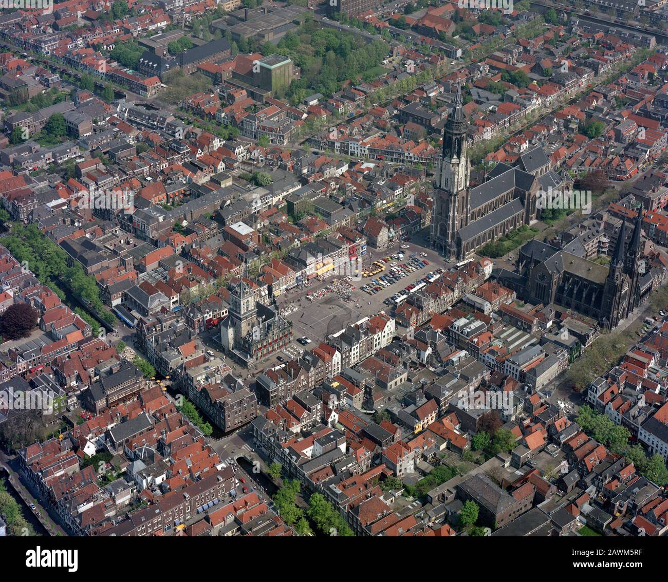 Delft, Hollande, 17 mai 1985 : photo aérienne historique de la Nouvelle Église, Nieuwe kerk et de la Vieille Église, Oude Kerk à Delft, Hollande Banque D'Images