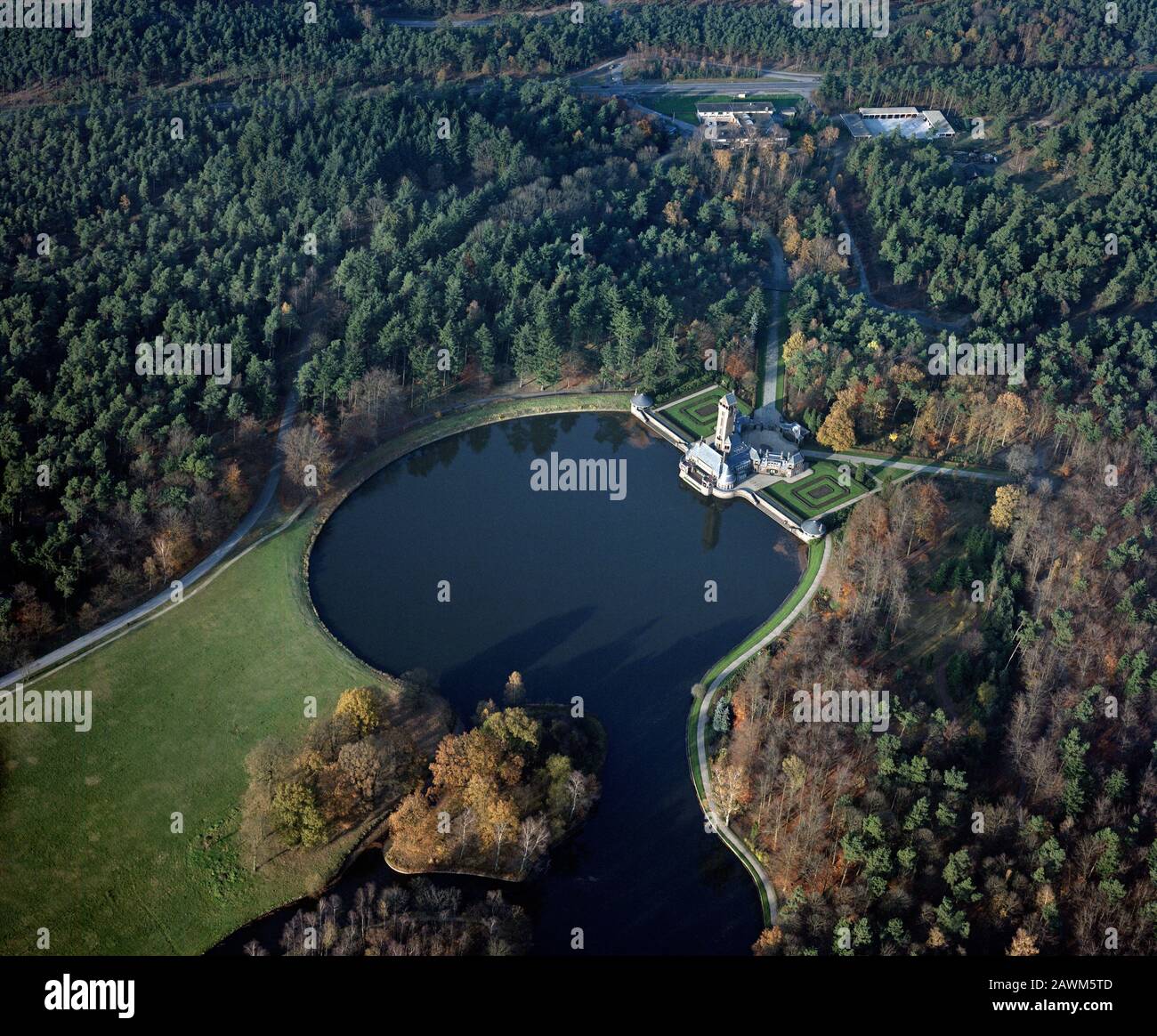 Hoenderloo, Hollande, 12 novembre - 1986: Photo aérienne historique des Jachthuis Sint Hubertus, dans le Parc National de Hoge Veluwe, Hoenderloo, Hol Banque D'Images