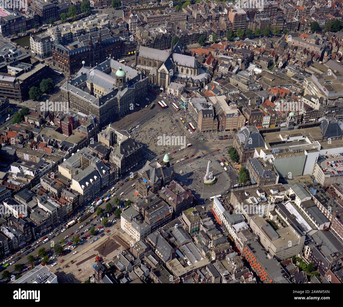 Amsterdam, Pays-Bas, du 24 au 1987 : photo aérienne historique de la place du Dam et de la place royale d'Amsterdam Banque D'Images