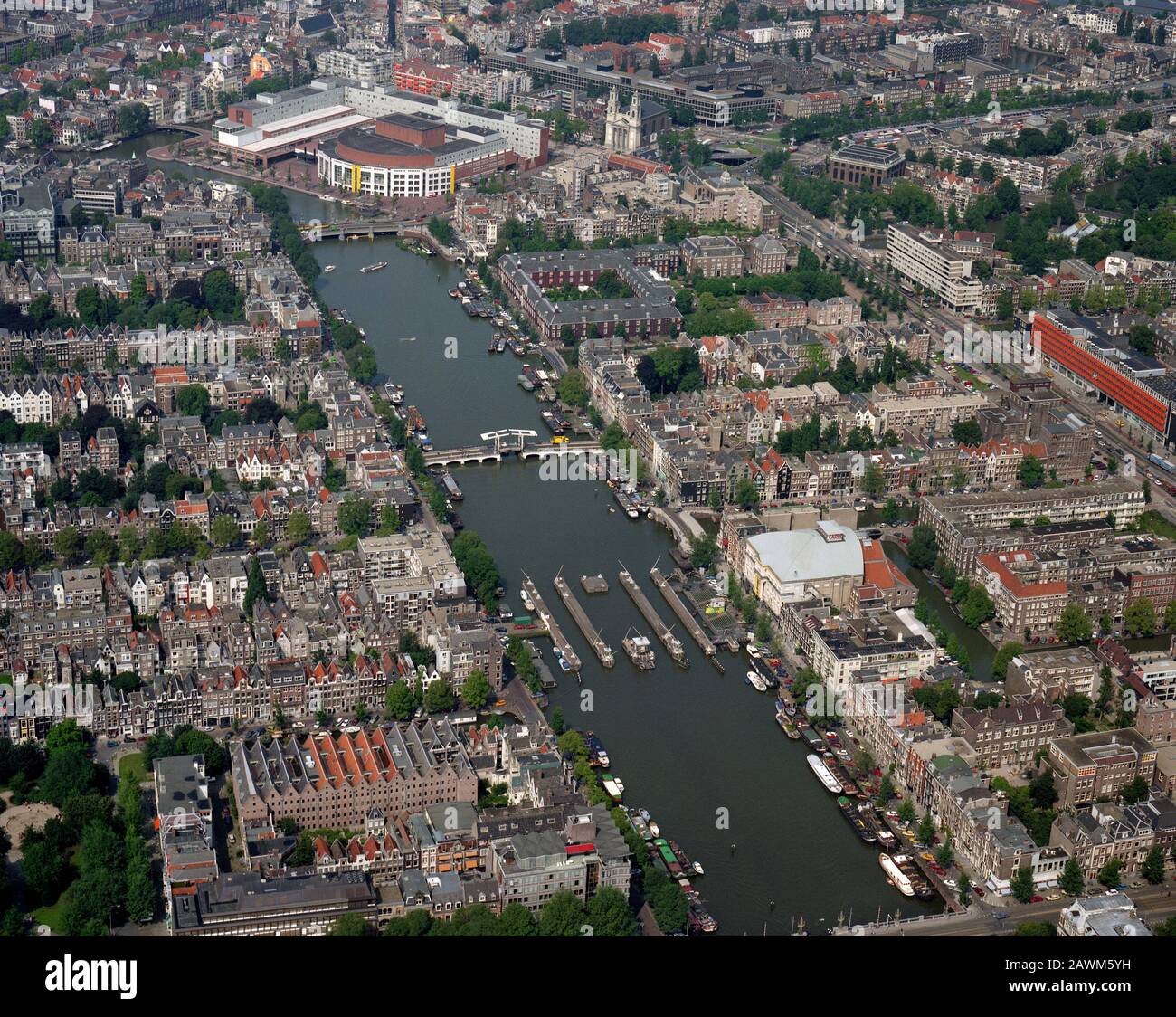 Amsterdam, Pays-Bas, du 24 au 1987 : photo aérienne historique du Stopera et de la rivière Amstel, Amsterdam, Pays-Bas Banque D'Images