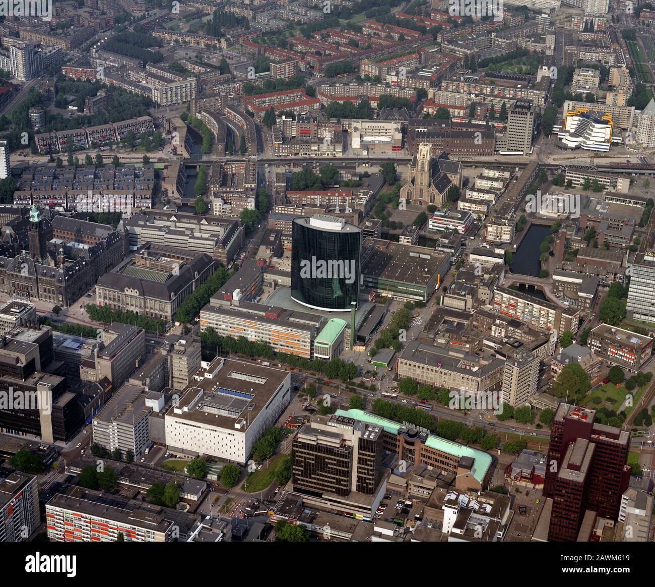 Rotterdam, Hollande, 8 août 1988 : photo aérienne historique du centre de Rotterdam avec le Centre commercial Beurs-World au milieu du Coolsing Banque D'Images