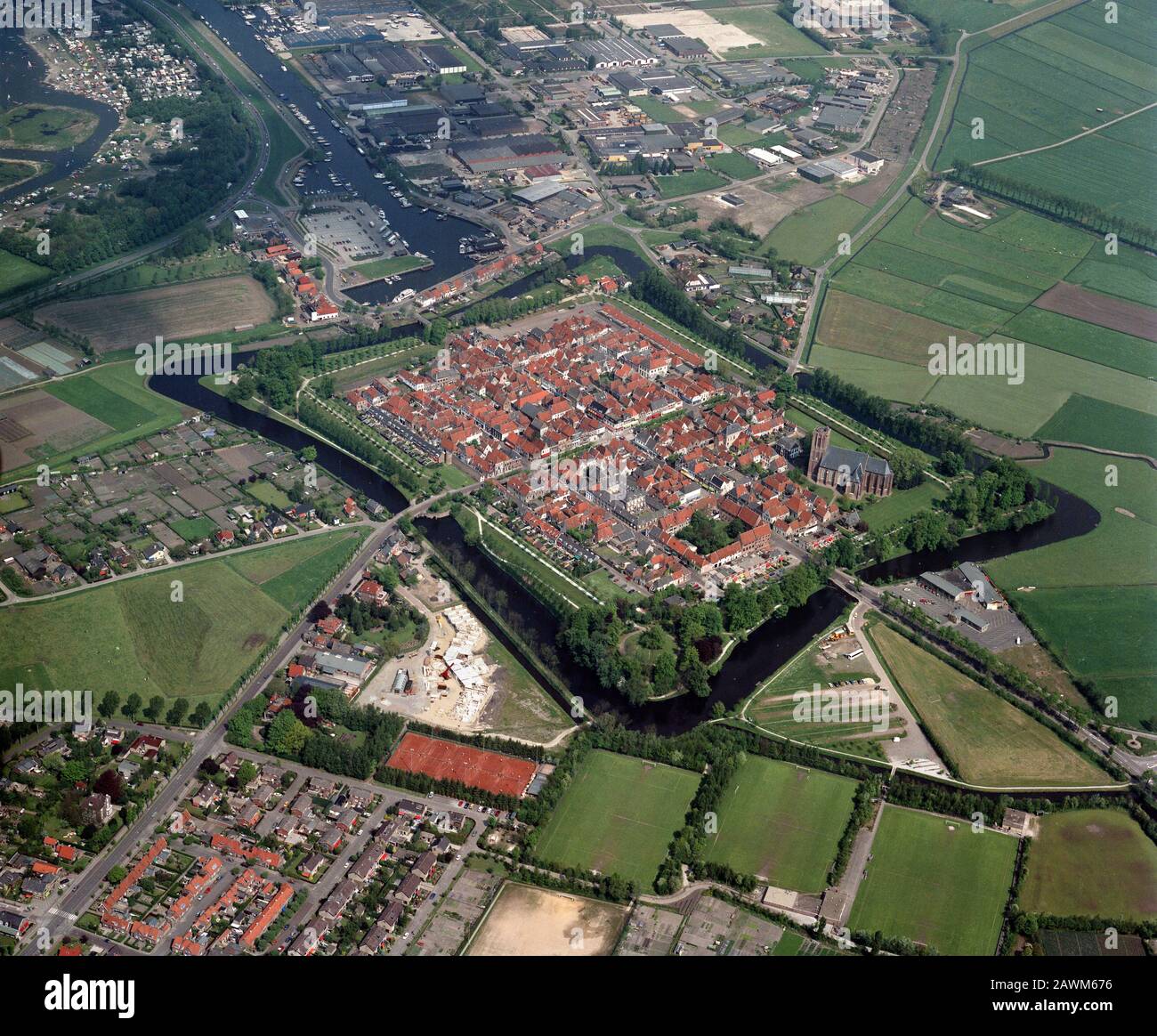 Elburg, Hollande, 15 mai 1989 : photo aérienne historique de la ville fortifiée et Hanzestad Elburg à Gelderland, Hollande Banque D'Images