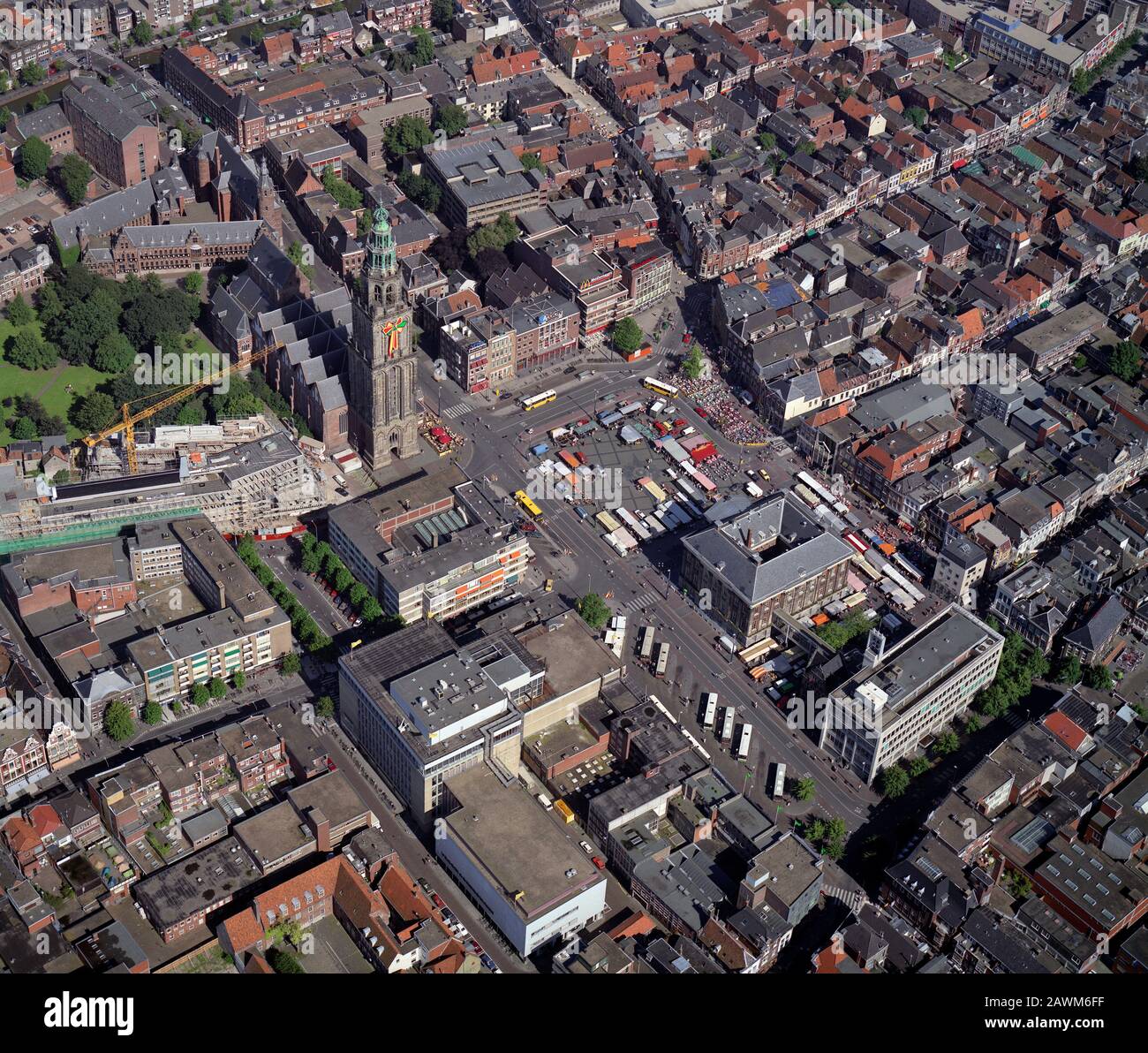 Groningue, Hollande, 12 juillet - 1990: Photo aérienne historique de Groningue avec dans le centre le Martinitoren à la grote Markt, Hollande Banque D'Images