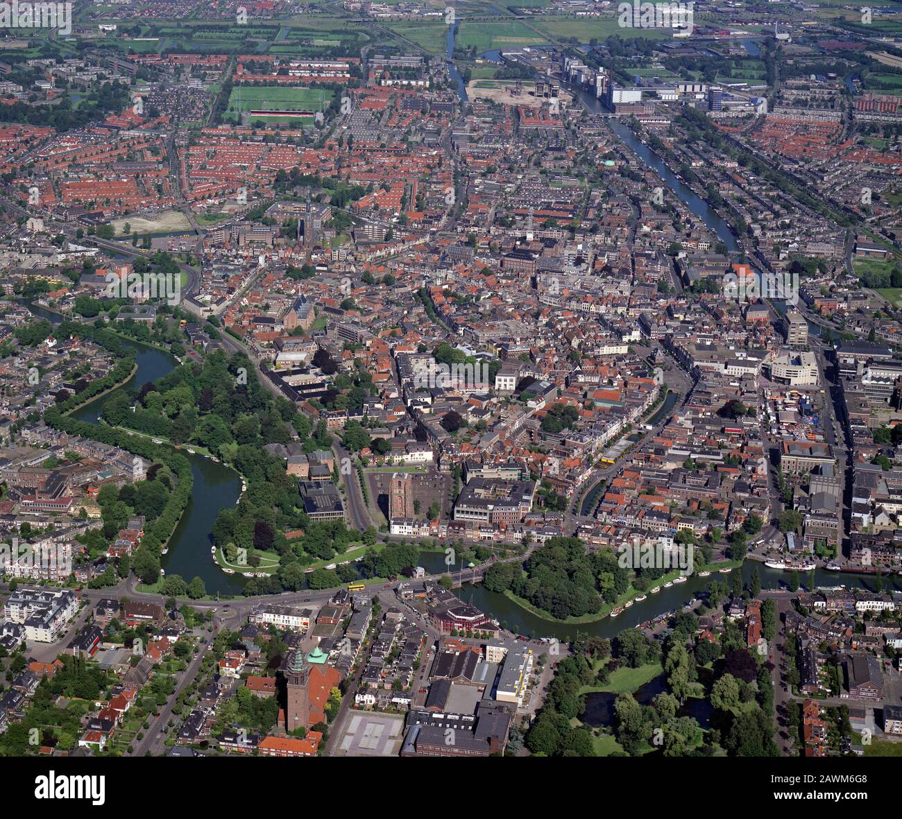 Leeuwarden, Hollande, 12 juillet - 1990: Photo aérienne historique du centre de la ville de Leeuwarden, dans la partie nord de la Hollande Banque D'Images