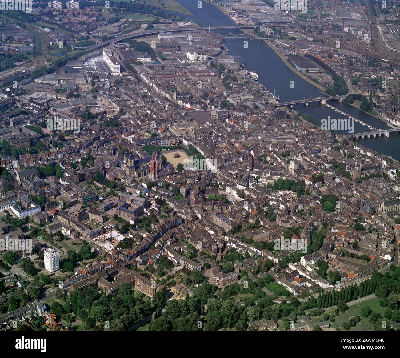 Maastricht, Hollande, 3 août 1990 : photo aérienne historique de la ville de Maastricht, dans la partie sud de la Hollande Banque D'Images