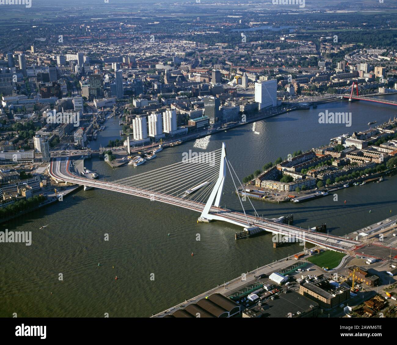 Rotterdam, Pays-Bas, 5 septembre 1996 : photo aérienne historique de l'Erasmus musbrug au-dessus de la Nouvelle Meuse à Rotterdam, en Hollande Banque D'Images