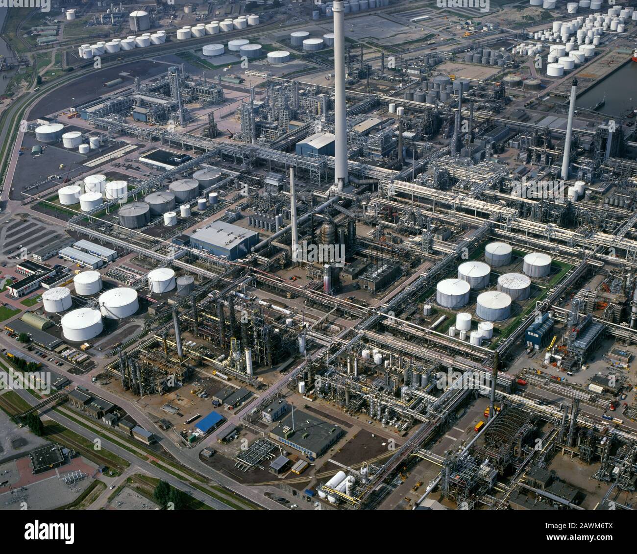 Rotterdam, Hollande, 10 juillet 1997 : photo aérienne historique de Pernis, industrie pétrochimique, Rotterdam, Hollande Banque D'Images