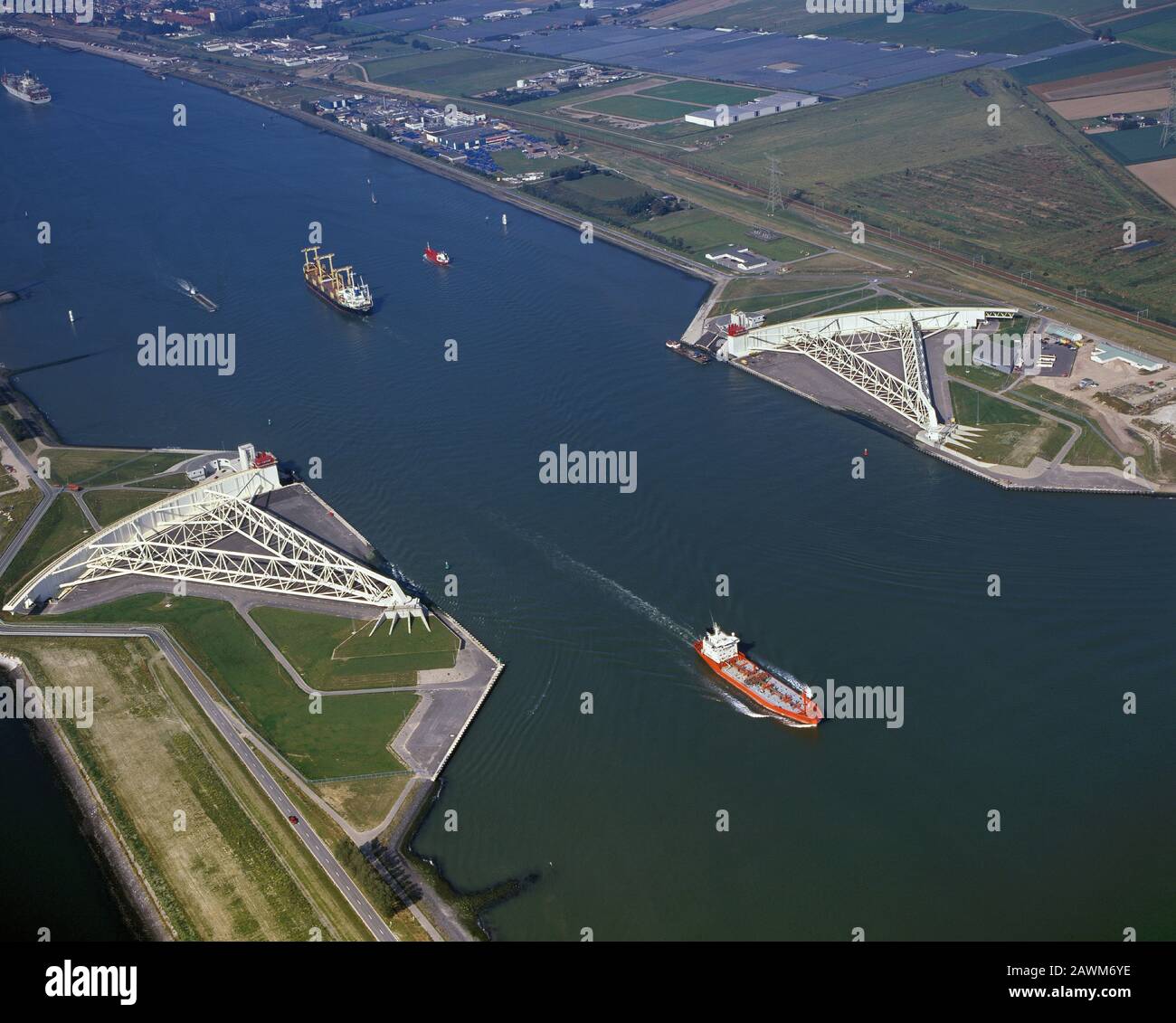 Hoek van Holland, Hollande, 25 septembre - 1997: Photo aérienne historique de l'Open Maeslandkering sur le Nieuwe Waterweg à Rotterdam, Hollande Banque D'Images