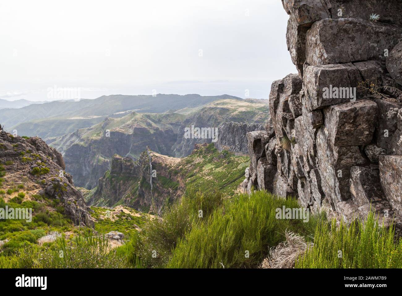 Pico do Arieiro. Paysage de montagne avec des roches sombres. Île De Madère, Portugal Banque D'Images