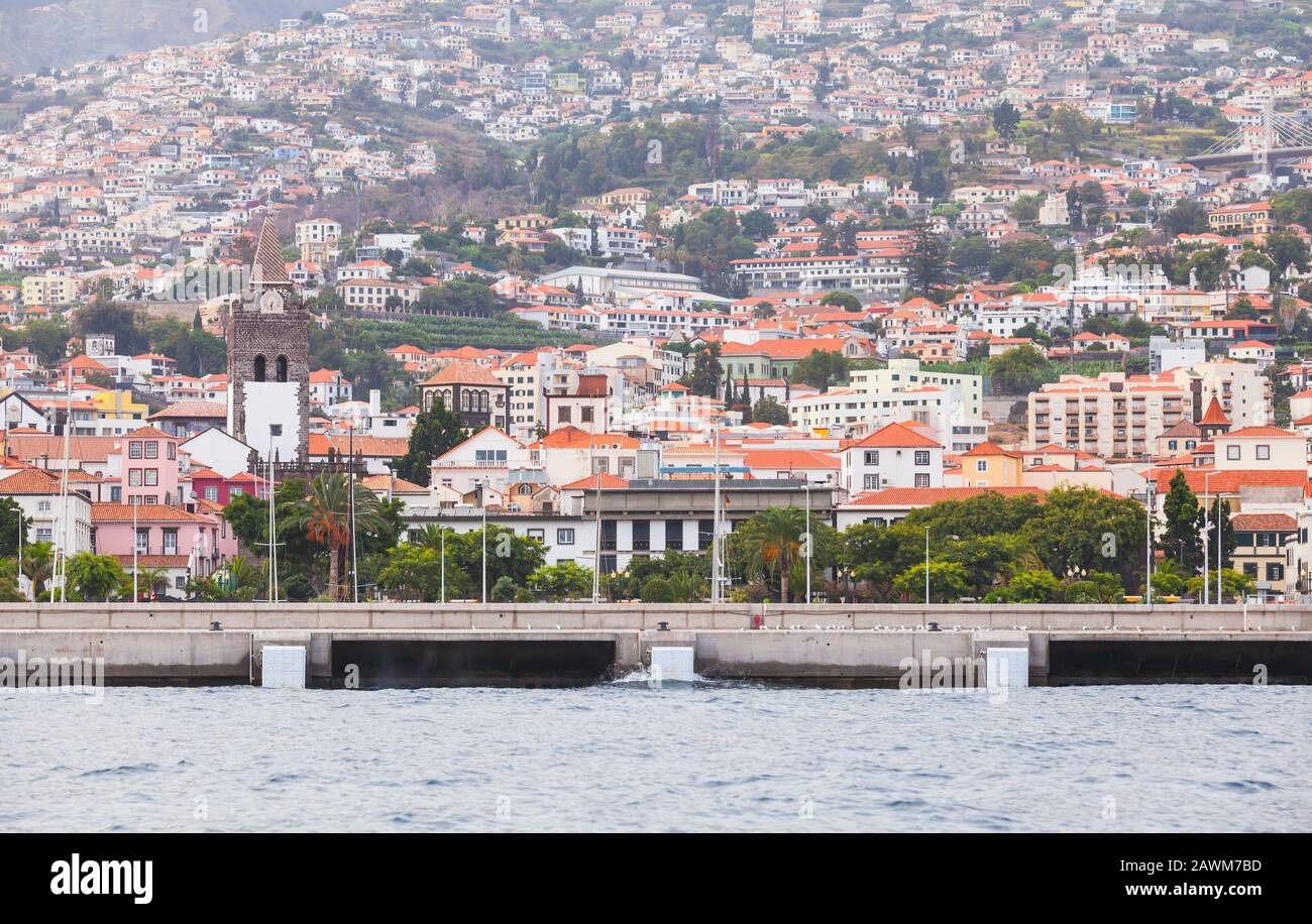 Paysage côtier de Funchal avec la cathédrale Notre Dame de l'Assomption en Se, la capitale de l'île de Madère, Portugal Banque D'Images