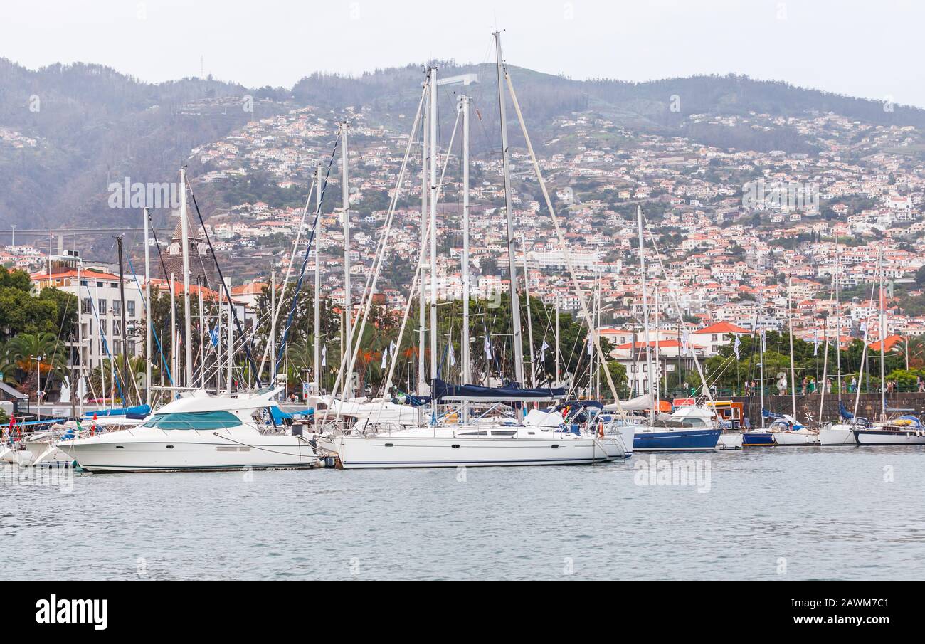 Yachts à voile amarrés à la marina. Paysage côtier de Funchal, la capitale de l'île de Madère, Portugal Banque D'Images
