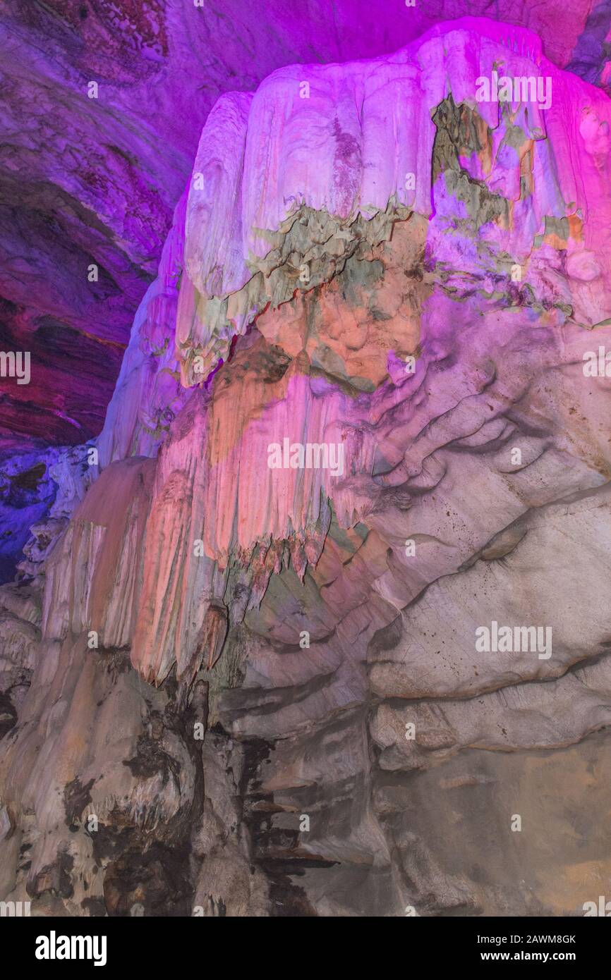 Formation de calcaire karstique dans les grottes de Borra Banque D'Images