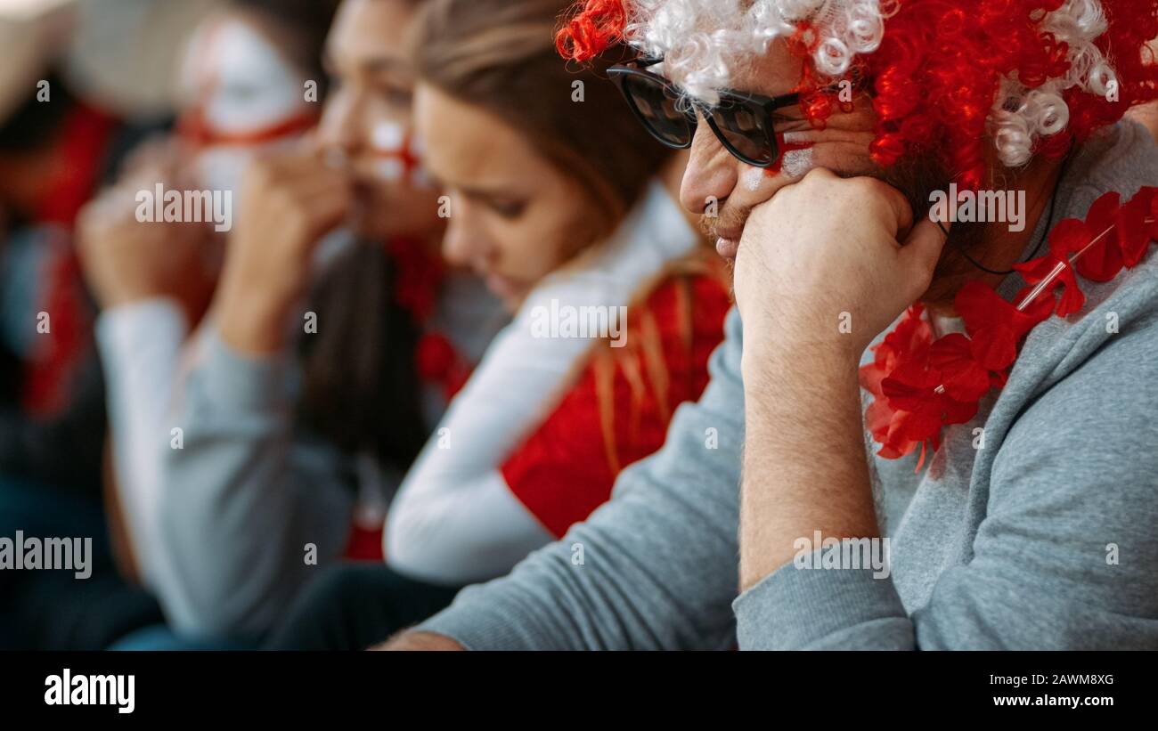 Les fans anglais ont été contrariés par la défaite de l'équipe de football, en regardant un match en direct au stade. Fan de football malheureux et déprimé après avoir perdu le championnat m Banque D'Images