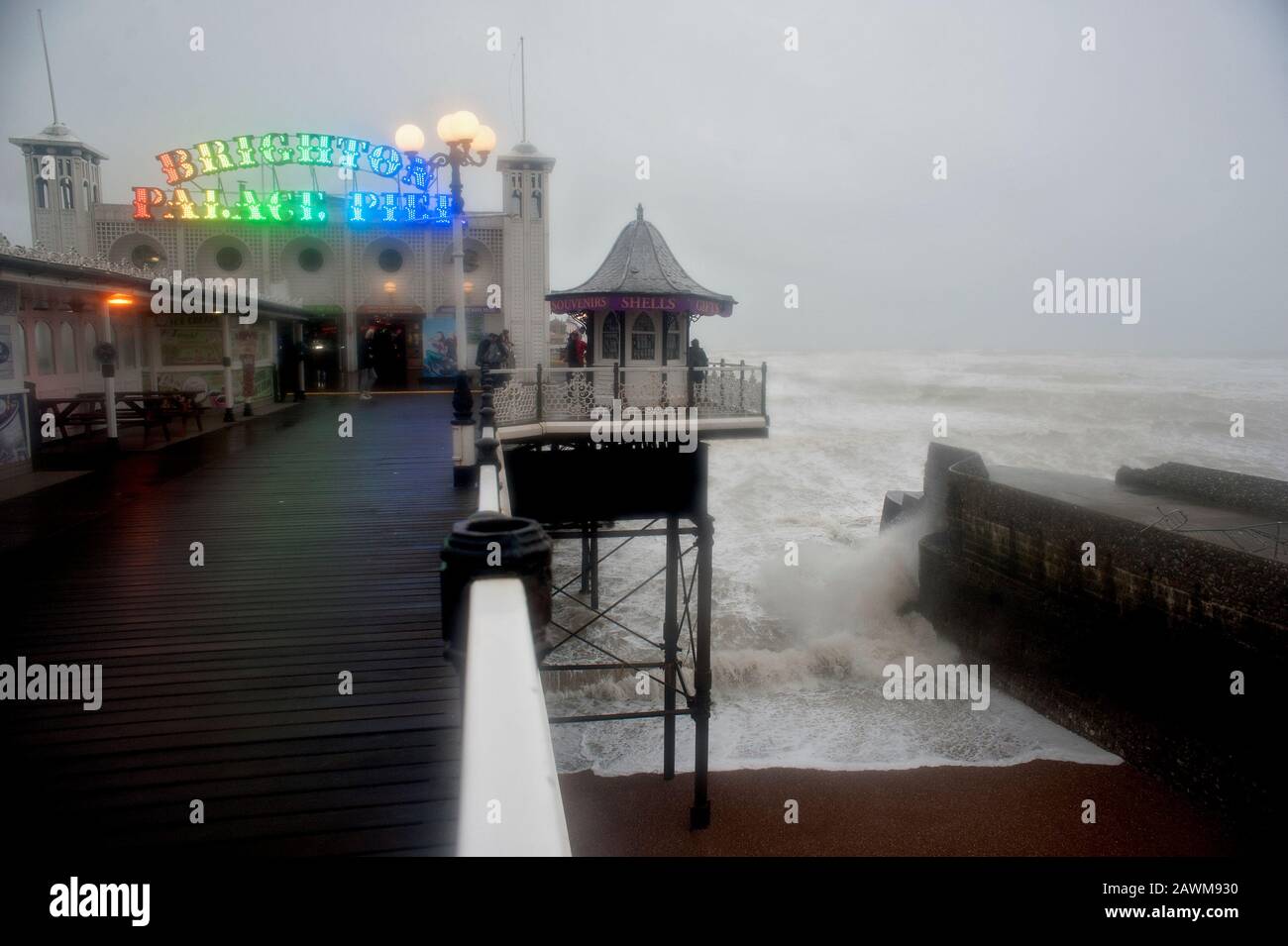 La force de Gale s'enroule jusqu'à 80 mph sur Brighton Pier, tandis que Storm Ciara bat la côte sud de l'Angleterre en 2020. Banque D'Images