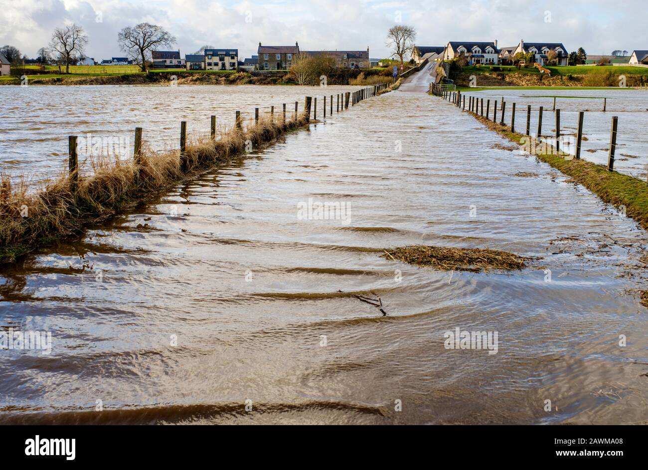 La tempête Ciara fait éclater la rivière Clyde sur ses rives dans le sud du Lanarkshire en Écosse, provoquant de vastes inondations sur les routes et les champs. Banque D'Images