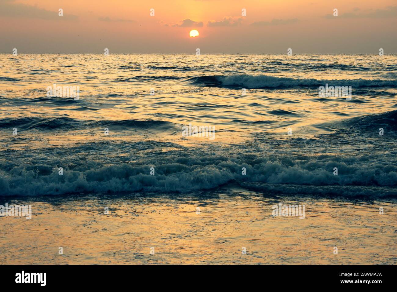 Vue panoramique sur les vagues de la baie du Bengale le long de Marina Beach, Chennai, Inde Banque D'Images