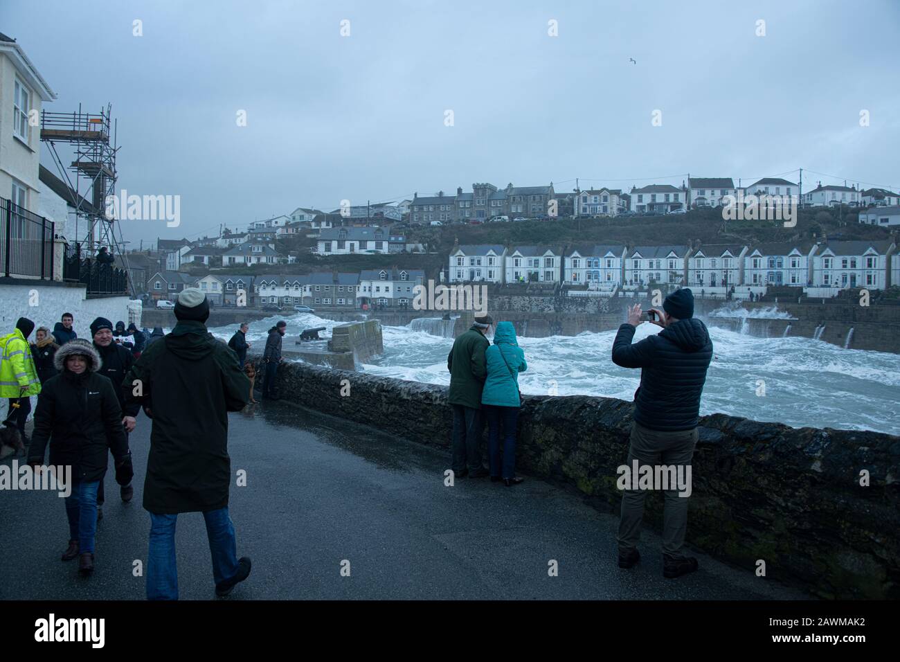 Porthleven, Cornwall, Royaume-Uni. 9 février 2020. Les foules regardent comme Storm Ciara frappe Porthleven Cornwall crédit: Kathleen White/Alay Live News Banque D'Images