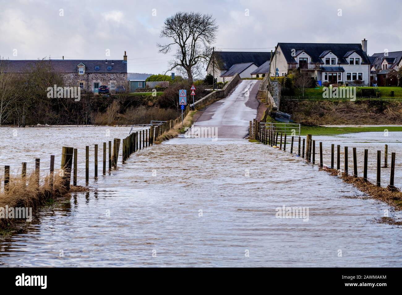 La tempête Ciara fait éclater la rivière Clyde sur ses rives dans le sud du Lanarkshire en Écosse, provoquant de vastes inondations sur les routes et les champs. Banque D'Images